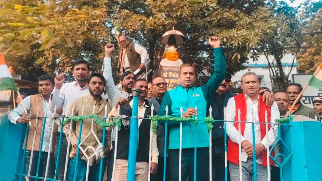 कांग्रेस ने डॉ. अंबेडकर की प्रतिमा पर माल्यार्पण कर संविधान रक्षक अभियान की शुरुआत की