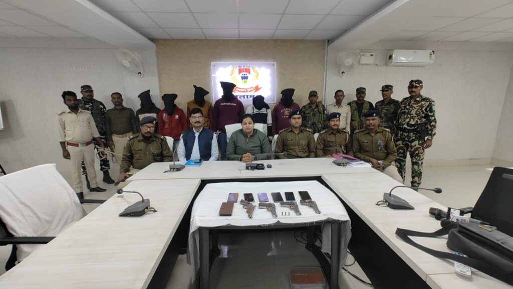 पलामू पुलिस ने रंगदारी और फायरिंग मामले में 6 अपराधियों को हथियार समेत किया गिरफ्तार