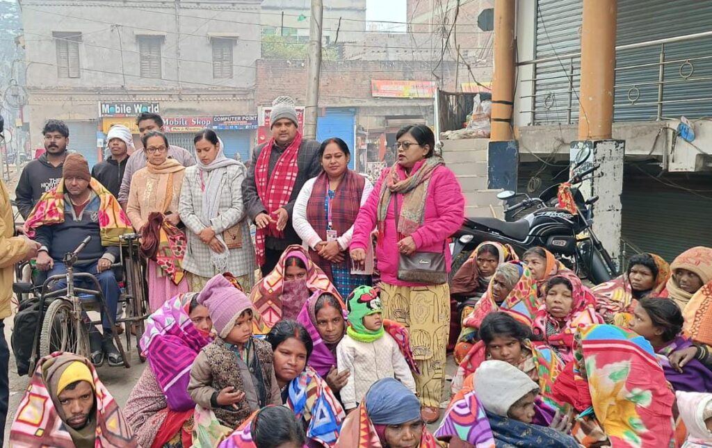 पलामू मानवाधिकार की टीम ने गरीबों के बीच किया कंबल वितरण
