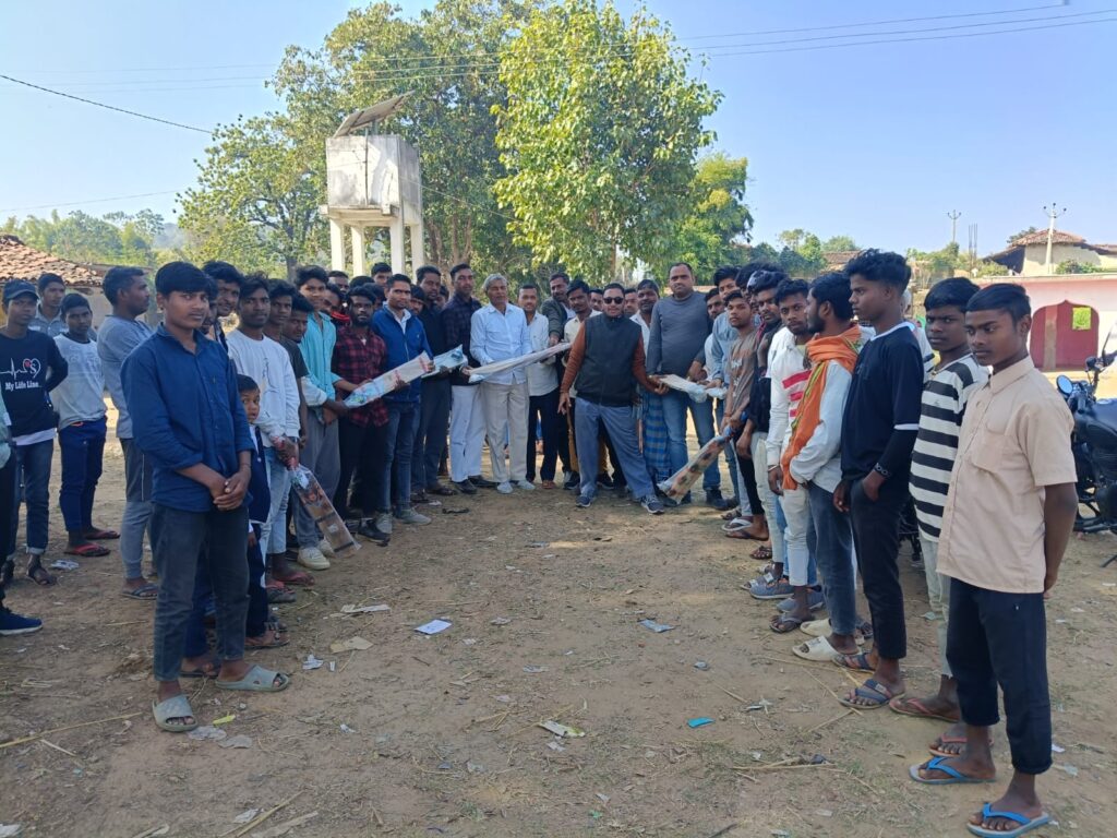 खिलाड़ियों के बीच बैट और बॉल दे कर हौसला बढ़ाया,