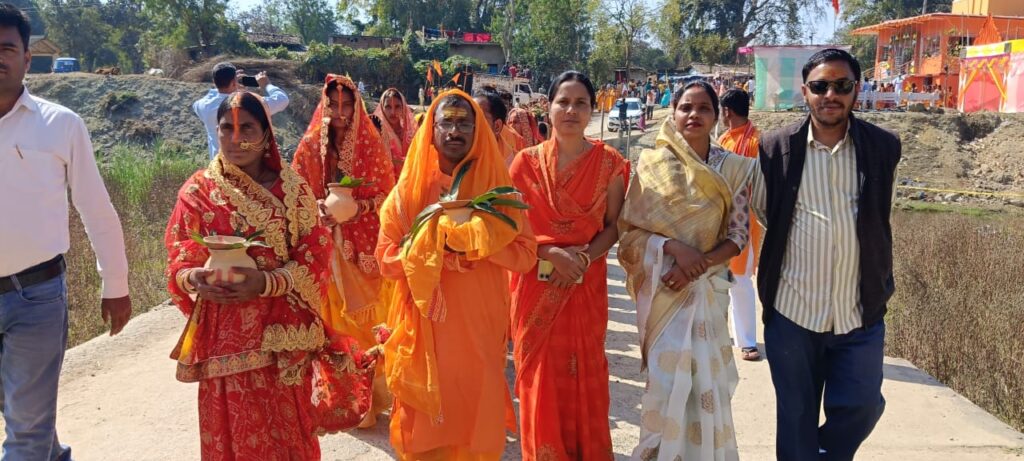 शिव मंदिर प्राणप्रतिष्ठा सह यज्ञ को लेकर निकली भव्य कलश यात्रा