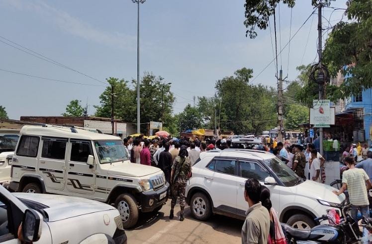 जंगली हाथियों ने युवक को कुचलकर मारा, वन विभाग और पुलिस से नाराज ग्रामीणों ने सड़क जाम किया