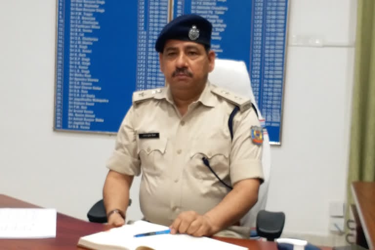 औचक निरीक्षण में आराम फरमाते नजर आए पिठोरिया थाना के 4 पुलिसकर्मी, SSP ने किया सस्पेंड